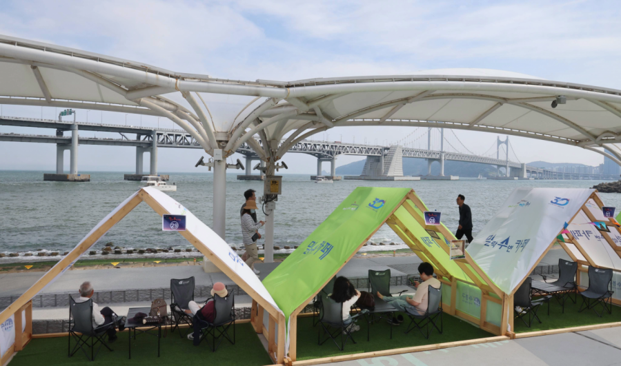 부산 수영구 민락수변공원에 마련된 '밀락수변문화캠핑장'에서 시민들이 바다를 배경으로 여가를 즐기고 있다. 민락수변공원은 2023년 7월 금주구역으로 지정됐다. 연합뉴스