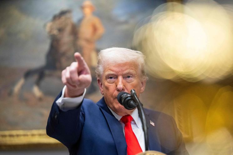 트럼프, 9일부터 이란 등 12개국 국민 美 입국 금지