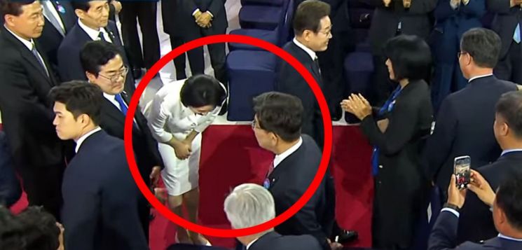 김혜경 여사 '90도 인사' 하는데…권성동 봤나 못봤나