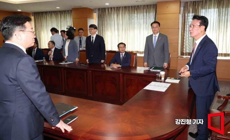 [포토] 첫 회의 나선 김민석 국무총리 후보자