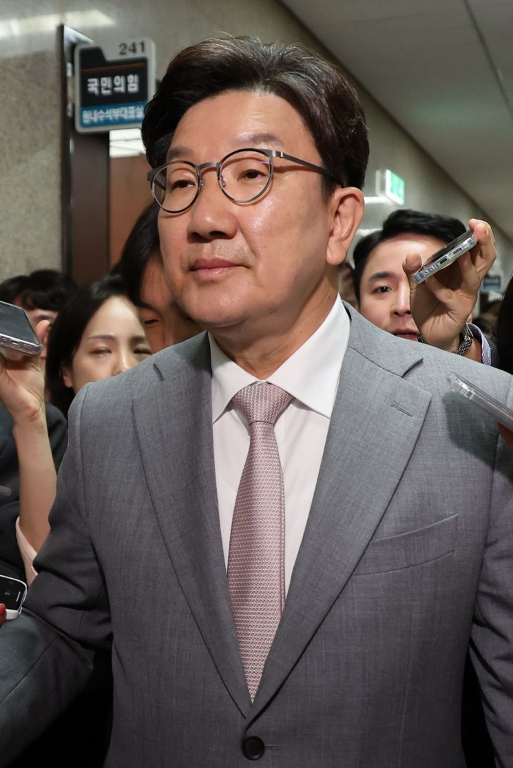 권성동 "원내대표직 내려놓겠다…보수 재건 논의해야"(상보)