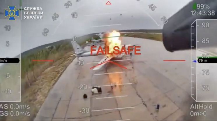 우크라이나의 '거미줄 작전'으로 파손된 러시아 군용기. UPI연합뉴스