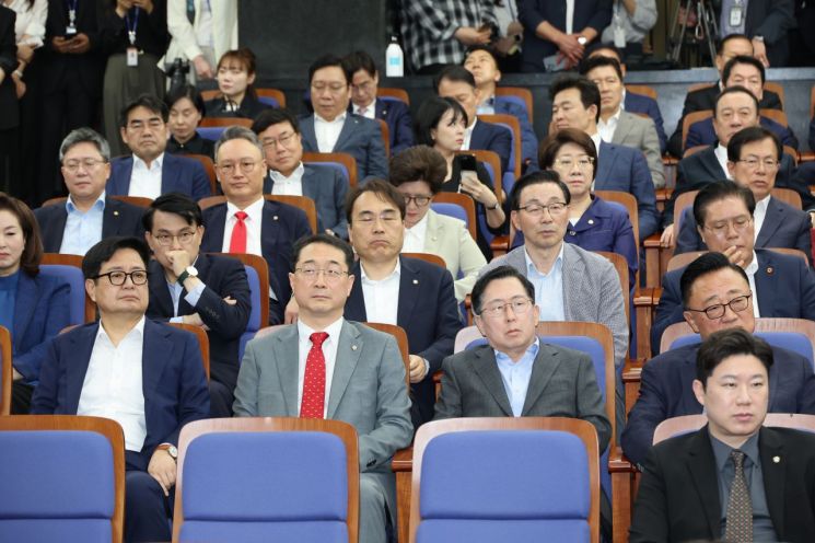 권성동, 원내대표 사퇴…의총서 '지도부 총사퇴 등 목소리'나와 (종합)