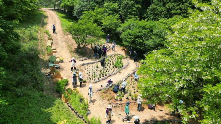충남도-중부대, 안면도지방정원서 '탄소중립 정원 조성' 실습