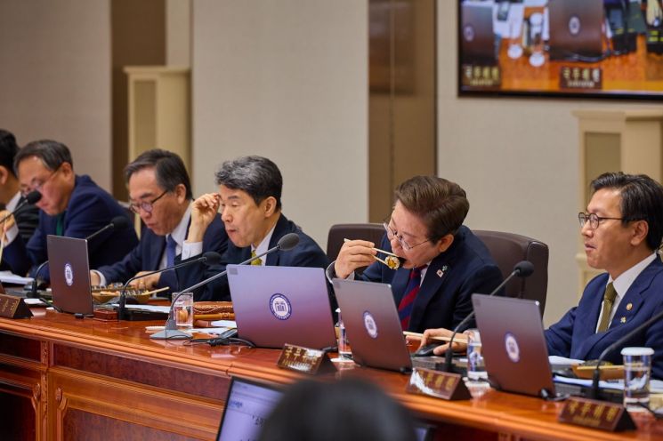 '김밥 한 줄'로 해결…"웃으면서 합시다" 李 '첫 국무회의' 무슨 말 오갔나보니(종합)