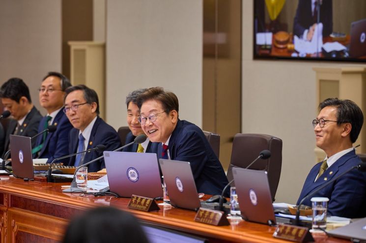 '김밥 한 줄'로 해결…"웃으면서 합시다" 李 '첫 국무회의' 무슨 말 오갔나보니(종합)