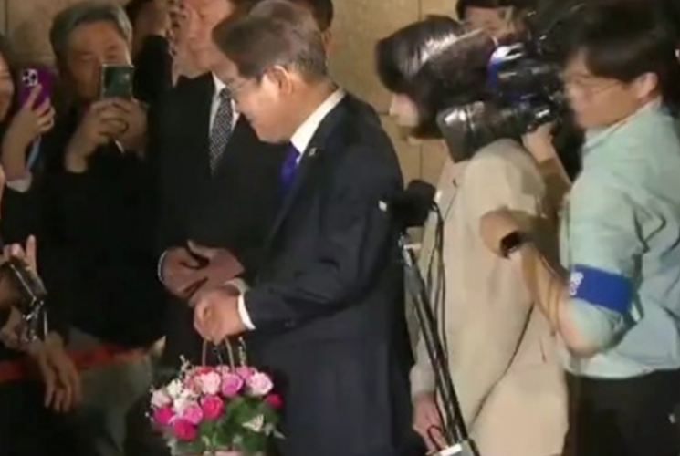 김혜경 여사 카메라로 밀치는 실수…MBN "대통령실에 사과"