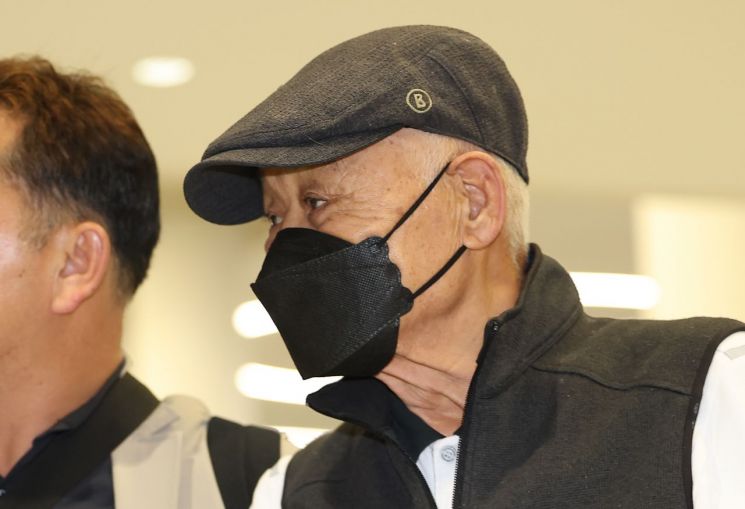 뉴질랜드에 머물던 허재호 전 대주그룹 회장이 지난달 27일 인천국제공항 2터미널을 통해 국내로 송환되고 있다. 연합뉴스