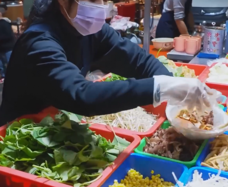 "돈 받은 손으로 음식 만지고 더러워" 길거리 음식 위생관리 나선 대만