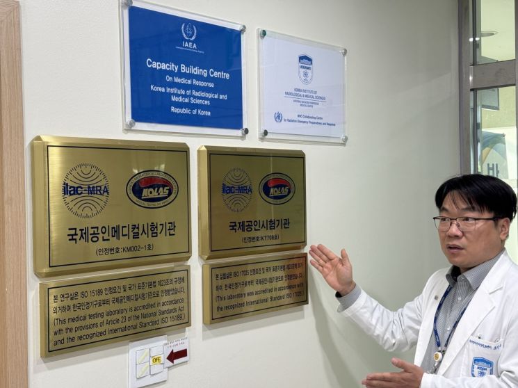 조민수 한국원자력의학원 국가방사선비상진료센터장이 센터에 대한 국제적인 인증에 대해 설명하고 있다. 사진=백종민 테크 스페셜리스트
