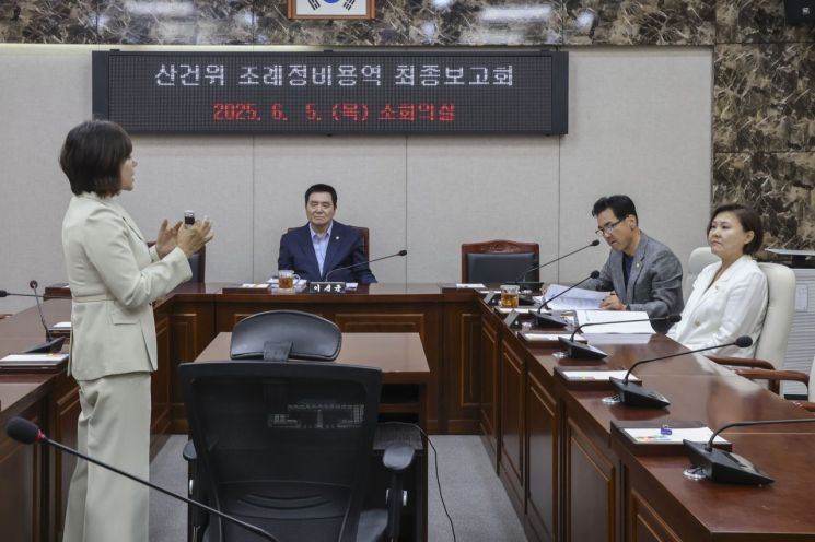 홍성군의회 산업건설위원회는 5일 소관 조례정비 연구용역 최종 보고회를 개최했다./홍성군의회 제공