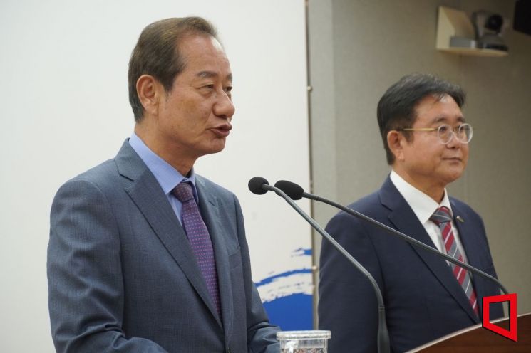 이창기 대전·충남 행정통합 민관협의체 공동 위원장(왼쪽)과 정재근 위원장(충남)이 5일 오후 충남도청 프레스센터에서 이날 진행한 4차 회의 내용와 관련해 기자회견을 하고 있다. /표윤지 기자