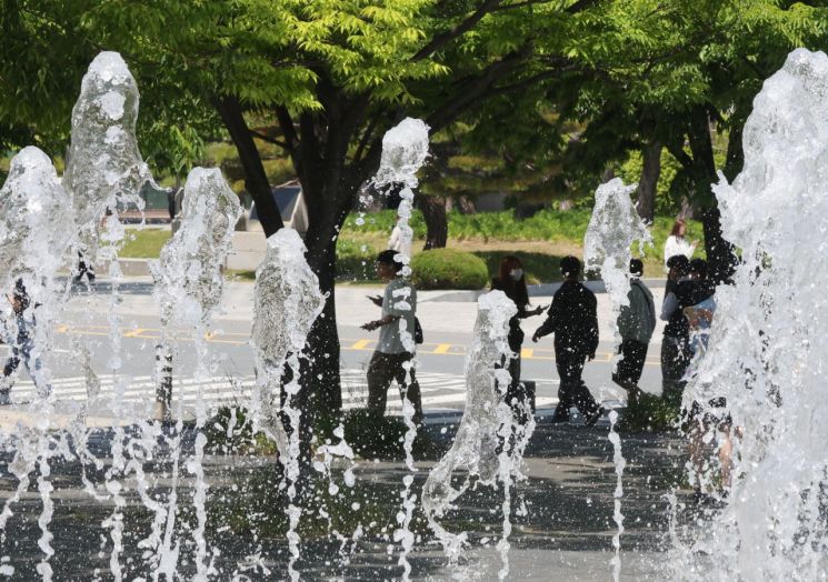 부산 남구 국립부경대학교 대연캠퍼스 내 한어울터 분수대가 가동돼 시원한 물줄기를 뿜고 있다. 연합뉴스