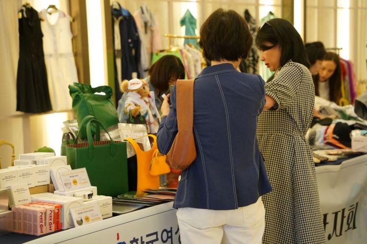 국제 주거복지 비영리단체 한국해비타트가 4일 더리버사이드호텔 노벨라홀에서 개최한 한부모가정 위한 집짓기 기금마련 ‘자선 바자회‘ 모습.