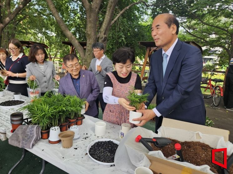 강영석 상주시장이 환경의 날을 맞아 북천 산책로에서는 ‘탄소 줄이기 서명운동과 정화식물 심기 체험을 하고 있다.