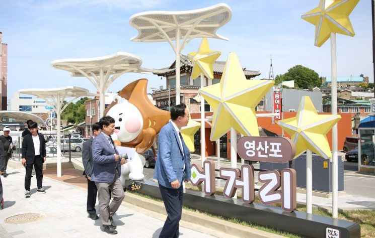 남도음식거리에 설치된 홍스타 조형물을 둘러보고 있는 윤병태 나주시장. 나주시 제공
