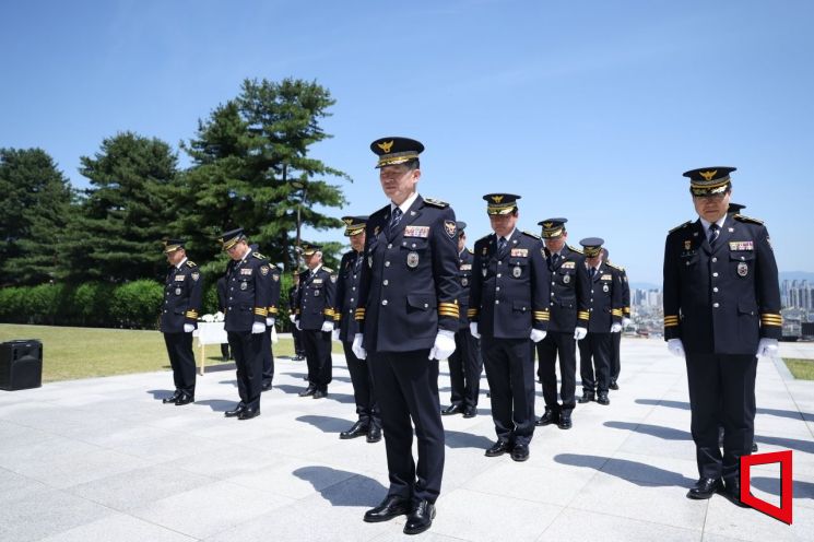 대구경찰청, 현충일 맞아 호국영령 참배·순직경찰 유자녀에 장학금 전달