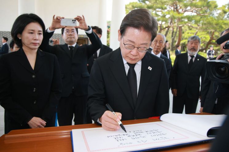 이 대통령, 현충일 추념식 참석…해군 초계기 사고 유족 초청