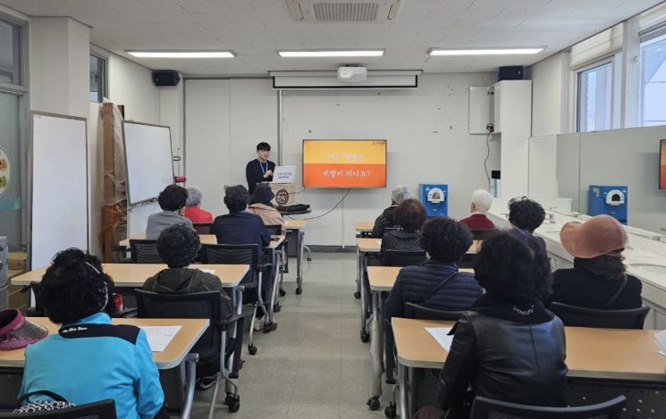 부산 기장군 치매안심센터가 상반기 ‘한방기공체조교실’을 진행하고 있다. 기장군 제공