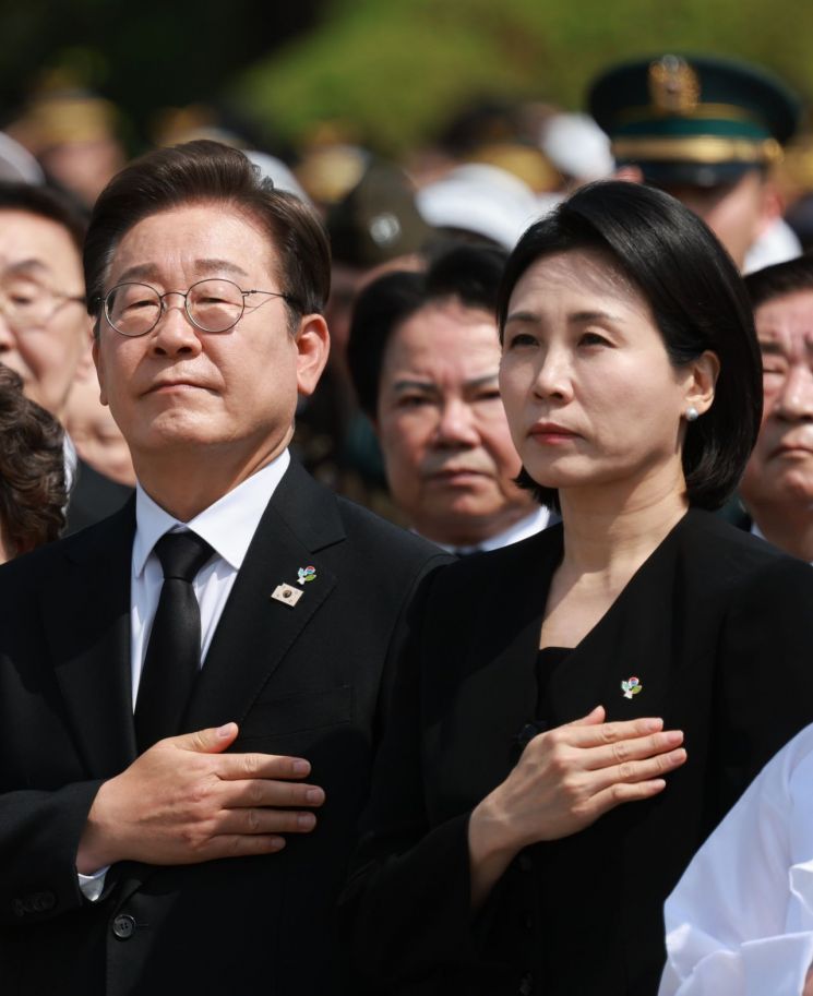 [속보]李대통령 "모두를 위한 특별한 희생에는 특별한 보상 주어져야"