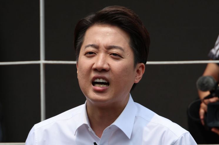 개혁신당 이준석 대선 후보가 사전투표를 하루 앞둔 지난 5월28일 서울 여의도공원에서 유세를 마친 뒤 취재진의 질문에 답하고 있다. 연합뉴스
