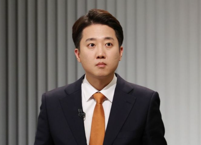 '이준석 제명 청원' 국회 심사 예정…"여성 신체 폭력 묘사"