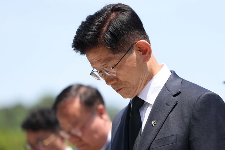 김문수 국민의힘 전 대선후보가 6일 서울 동작구 국립서울현충원을 찾아 묵념하고 있다. 연합뉴스
