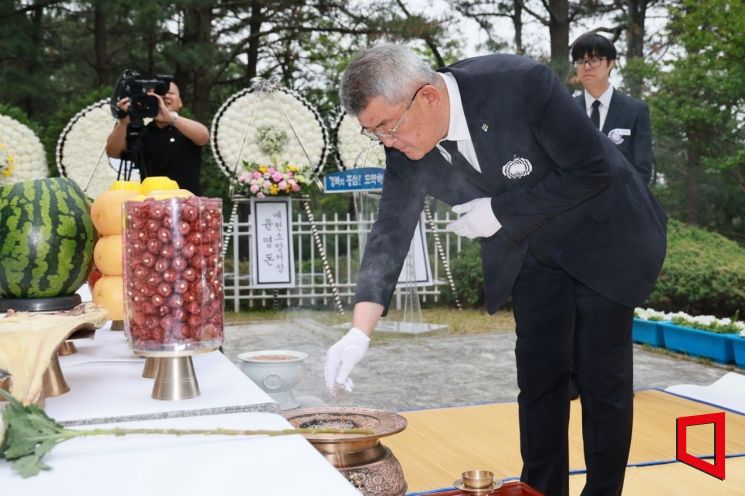 김학동 예천군수가 6일 제70회 현충일 맞아 순국선열과 호국영령에 대한 존경과 감사의 마음으로 헌화와 분향을 하고 있다.