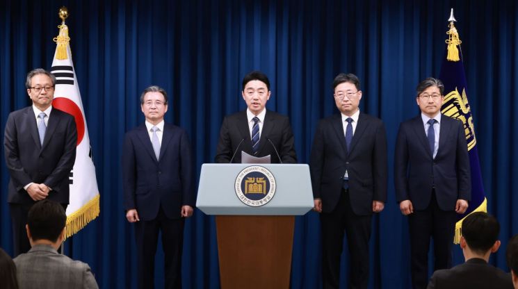 강훈식 대통령 비서실장(가운데)이 6일 서울 용산 대통령실 청사에서 대통령실 수석비서관 인선을 발표하고 있다. 연합뉴스