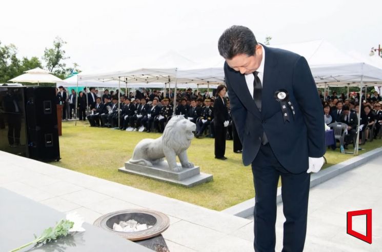 김장호 구미시장이 6일 제70회 현충일을 맞아 선산 충혼탑에서 추념식을 갖고, 박정희 대통령 생가를 찾아 순국선열과 호국영령들의 희생을 기리는 헌화와 참배를 하고 있다. 권병건 기자