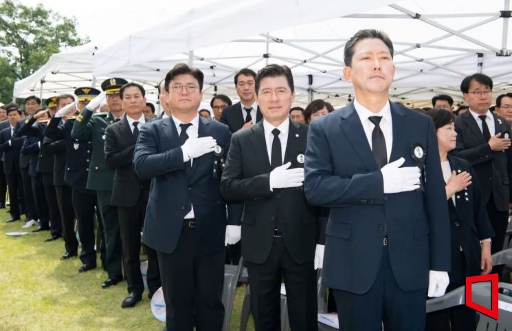 김장호 구미시장, 뒤로 구자근 구미시갑 국회의원, 강명구 구미시을국회원,박교상 구미시의회의장 등 참석자들이 6일 제70회 현충일을 맞아 선산 충혼탑에서 추념식을 갖고, 박정희 대통령 생가를 찾아 순국선열과 호국영령들의 희생을 기리는 헌화와 참배 전 국기에 대한 경례를 하고 있다. 권병건 기자