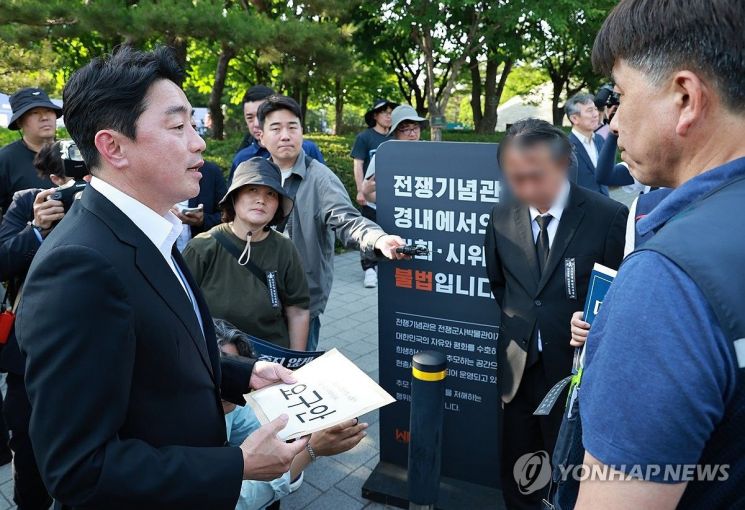 강훈식 대통령비서실장이 6일 서울 용산 대통령실 청사 인근 전쟁기념관 앞에서 태안화력발전소 사고 희생자 고(故) 김충현 씨와 관련해 엄길용 공공운수노조 위원장, 유족, 사고 대책위 관계자와 대화하고 있다. 연합뉴스