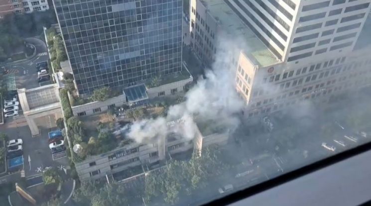 목동 건물 옥상서 불…인명피해 없어