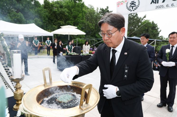 호국영령을 기리며 … 김해시 제70회 현충일 추념식 엄수