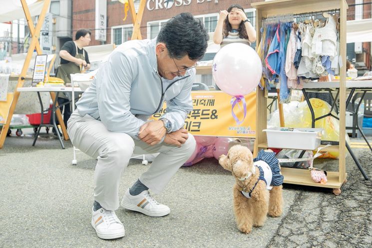 지난해 양천구 반려견 축제에서 이기재 양천구청장과 반려견 모습. 양천구 제공.