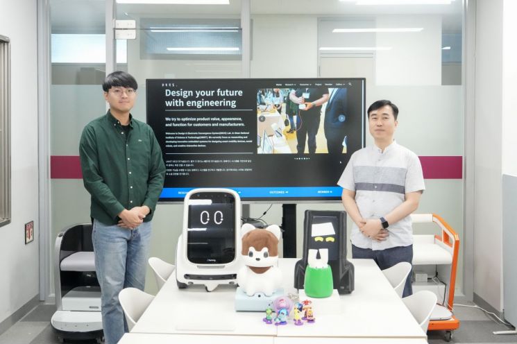‘눈 커지고 뒷걸음질?’… UNIST, 반복 자극에 반응 바뀌는 감정 적응형 로봇 개발