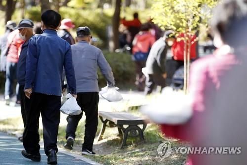 '혼밥 노인' 저소득층 많았다…우울 악화