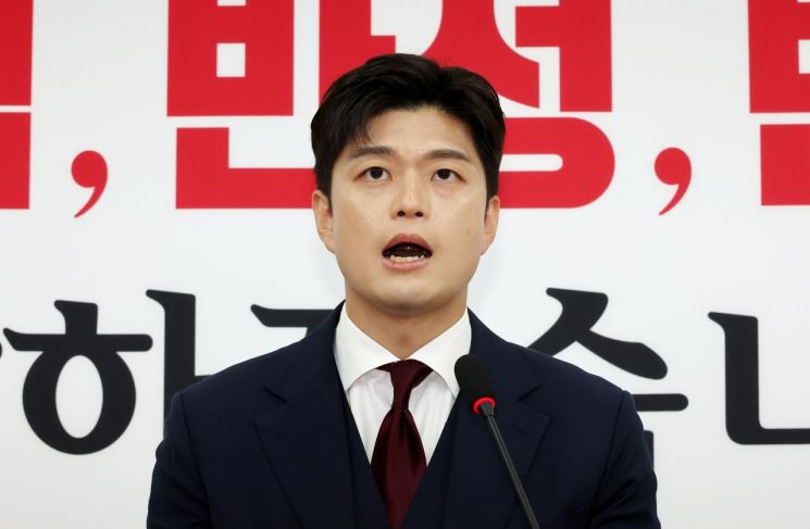 국민의힘 김용태 비상대책위원장이 8일 국회에서 기자회견을 열었다. 연합뉴스