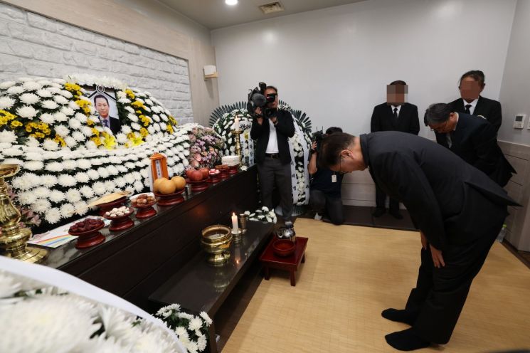 우원식 국회의장이 8일 충남 태안군 태안의료원에 마련된 김충현 씨의 빈소를 찾아 조문하고 있다. 연합뉴스