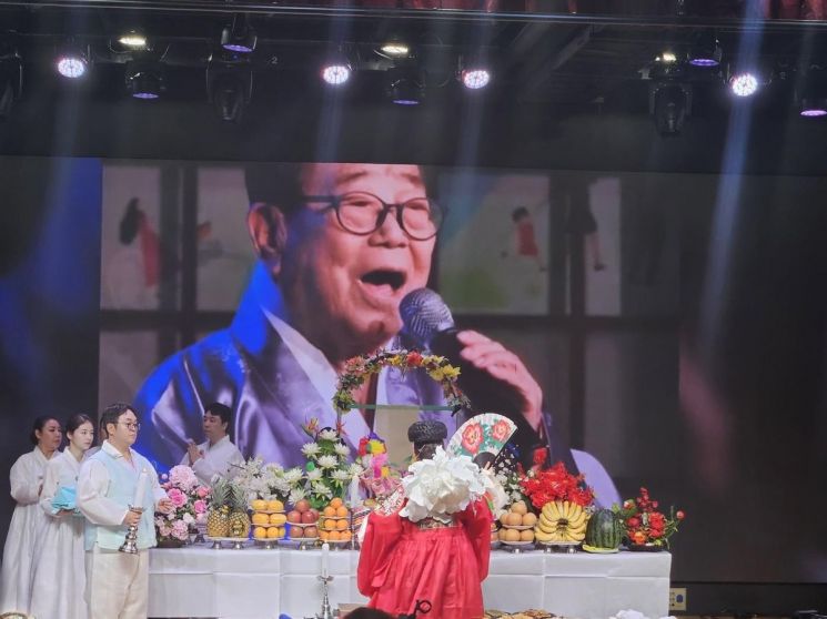 "이렇게 오니 얼마나 좋아"…국민 MC 송해 추모 3주년 탈상제