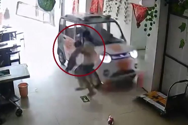 중국의 한 11살 소녀가 식당 안으로 돌진하는 차량으로부터 동생을 구해냈다. 중국 CCTV