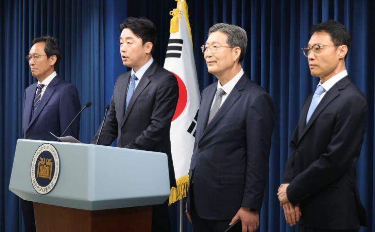 강훈식 대통령 비서실장이 지난 8일 용산 대통령실에서 정무,홍보,민정 수석 인선을 발표하고 있다. 왼쪽부터 우상호 정무수석, 강 비서실장, 오광수 민정수석, 이규연 홍보소통수석. 연합뉴스