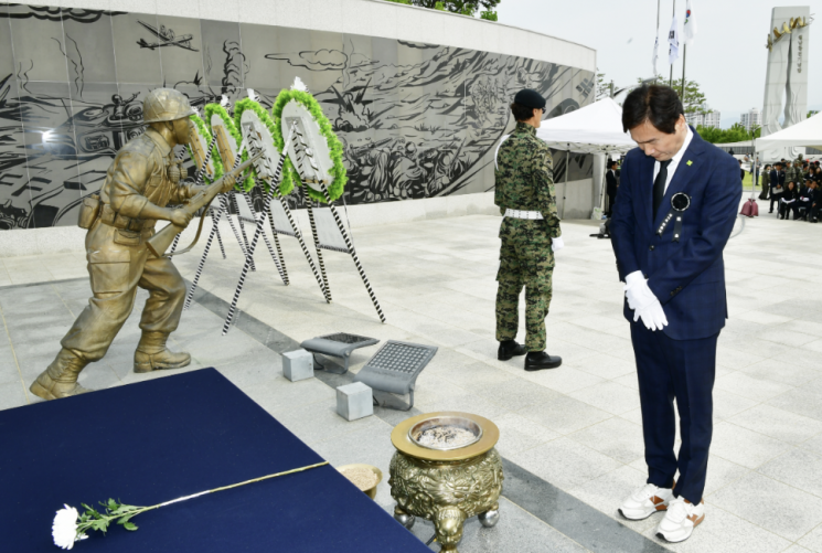 경산시는 지난 6일 현충공원 충혼탑에서 제70회 현충일 추념식을 거행했다. 경산시 제공