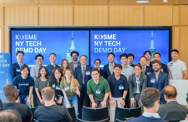 미국 뉴욕 현지에서 6일 열린 'KOSME NY TECH DEMO DAY' 참석자들이 기념 촬영을 하고 있다. 중진공
