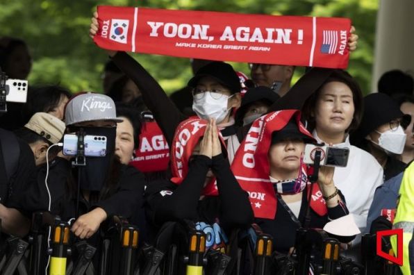 내란 우두머리 혐의, 직권남용 권리행사방해 혐의 사건으로 기소된 윤석열 전 대통령이 지난달 19일 오전 공판을 받기 위해 서울 서초구 중앙지법으로 출석하자 지지자들이 '윤석열 대통령'을 연호하고 있다. 공동취재단