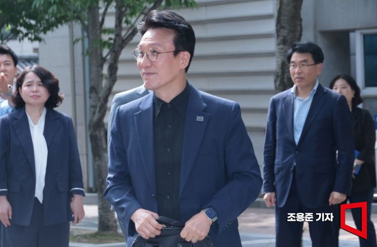 김민석 국무총리 후보자가 9일 서울 종로구 통의동 금융감독연수원에 마련된 청문회 준비단 사무실로 출근하고 있다. 2025.6.9 조용준 기자
