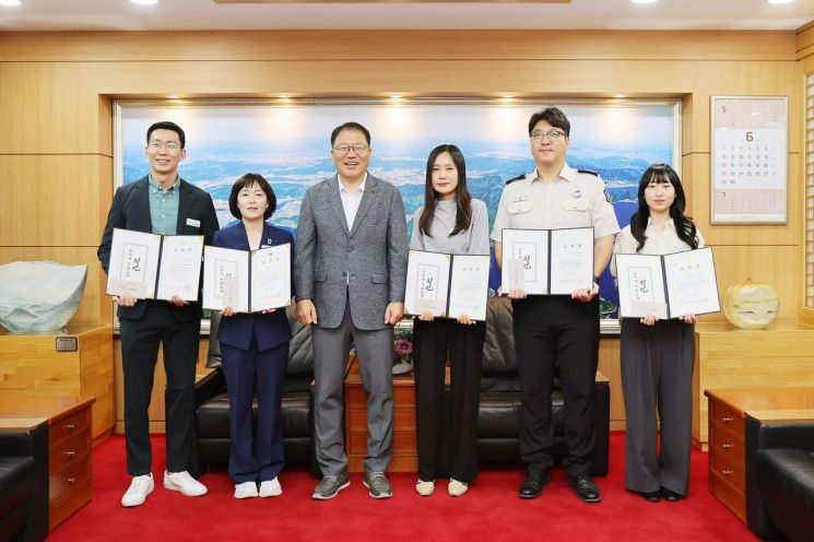 "우수한 성과 해냈습니다" … 창원특례시, '이달의 우수공무원' 표창 수여