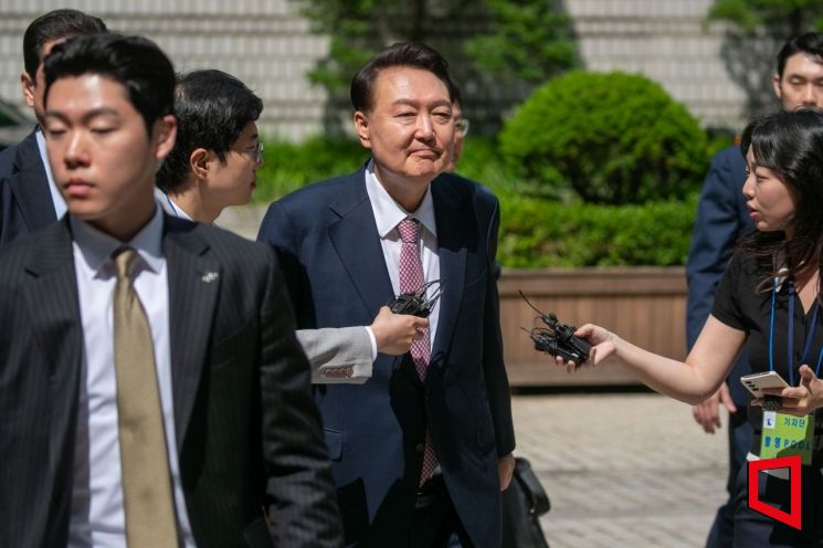 경찰, 尹 피의자 신분 12일 소환통보…"한차례 불응"