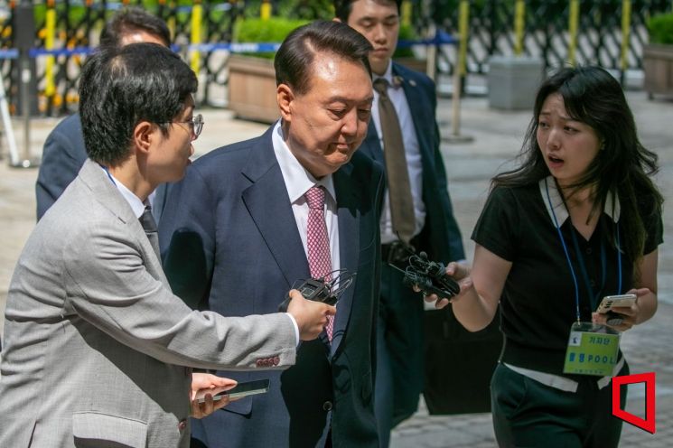 대선 후 첫 내란 재판 출석한 尹…질문에 '묵묵부답'