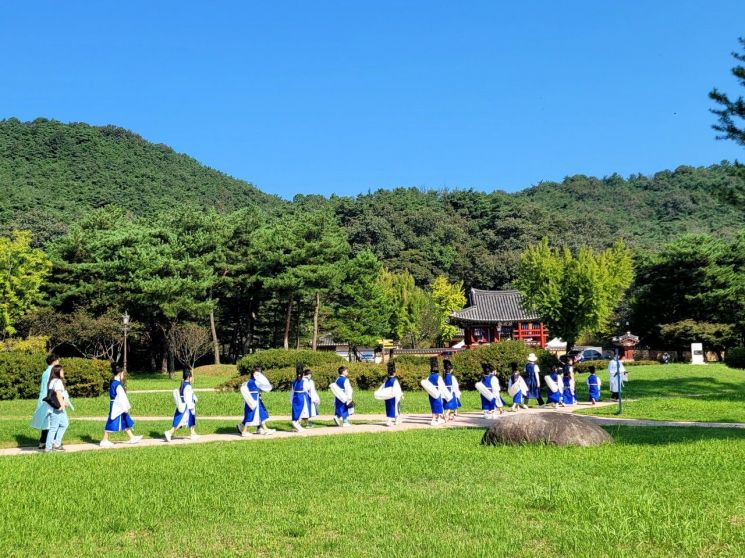 필암서원 일원을 탐방하는 참가자들 모습. 장성군 제공